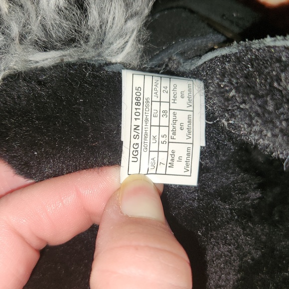 Ugg Isley Water-Resistant Boot with Removable Pompom size 7 - Picture 5 of 12